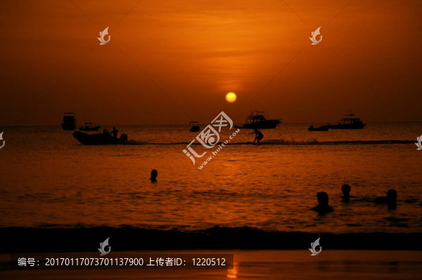 游泳和滑水者在森塞特