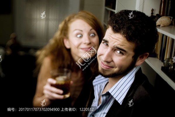女人在男人拋媚眼的聚會