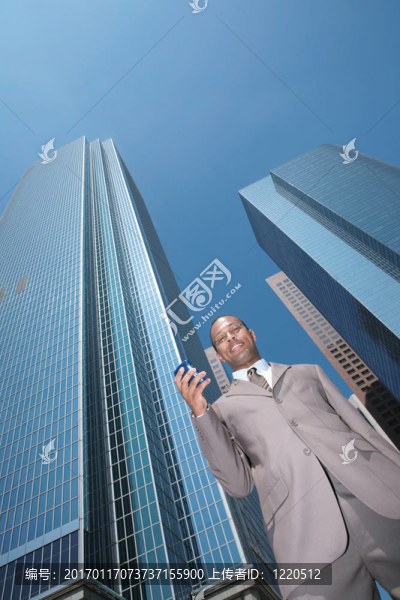 黑人商人在移動(dòng)設(shè)備上查看電子郵件-匯圖網(wǎng) www.fosd68.com 黑人商人在移動(dòng)設(shè)備上查看電子郵件