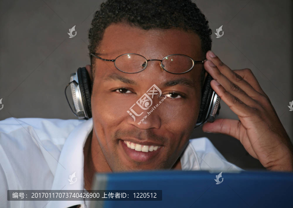 黑人商人用耳機(jī)聽(tīng)音樂(lè)