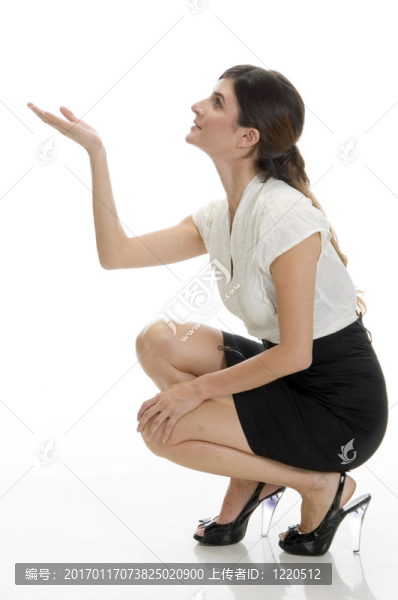 坐著的女士看著