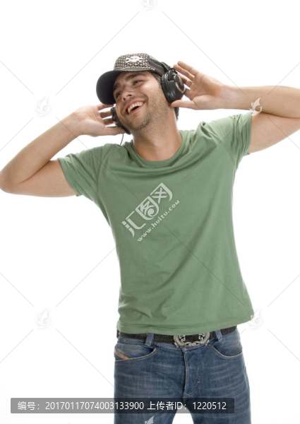 微笑的男人欣賞音樂(lè)