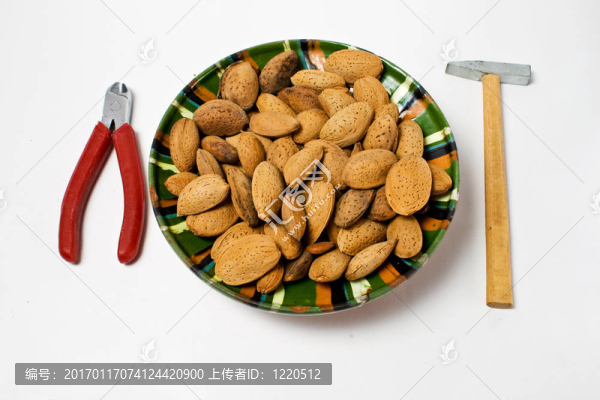 充滿鋁的漂亮的盤子