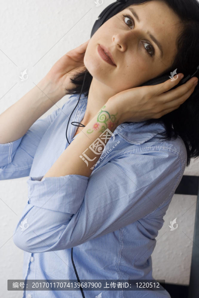 有紋身的年輕女子