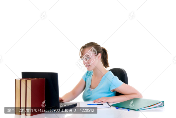 桌上的少女