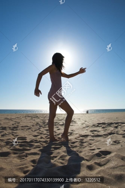 滑稽的女人反對太陽