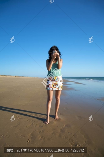 在海灘上拍照