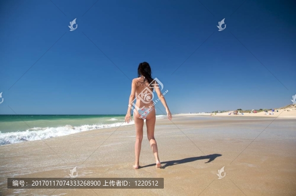 在海灘上的女人掌