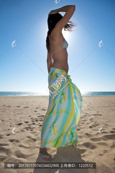 海灘上的女人跳舞