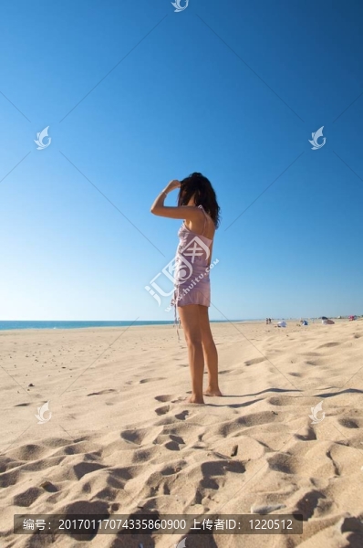 女人在海灘邊掌