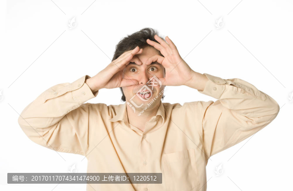 男人盯著什么