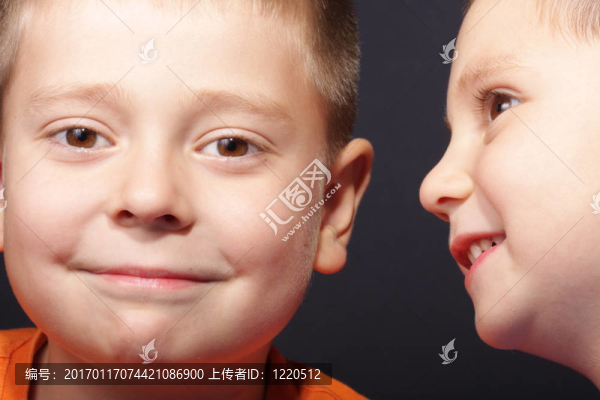 兩個男孩的臉
