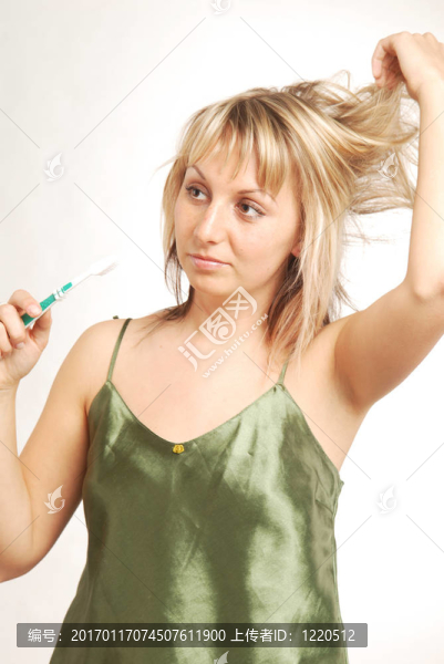 一個(gè)帶牙刷的年輕女人