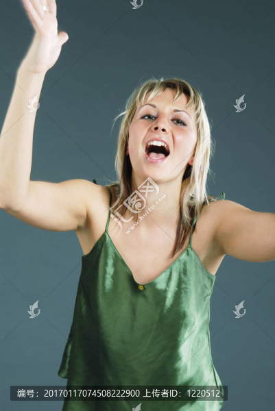 在睡衣的女人