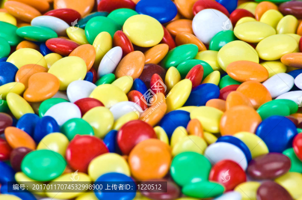 許多彩色糖果