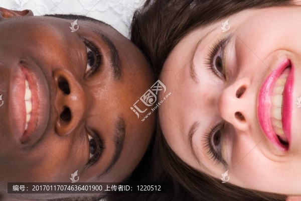 黑人男人和白人女人