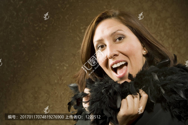 漂亮的西班牙女人穿著羽毛