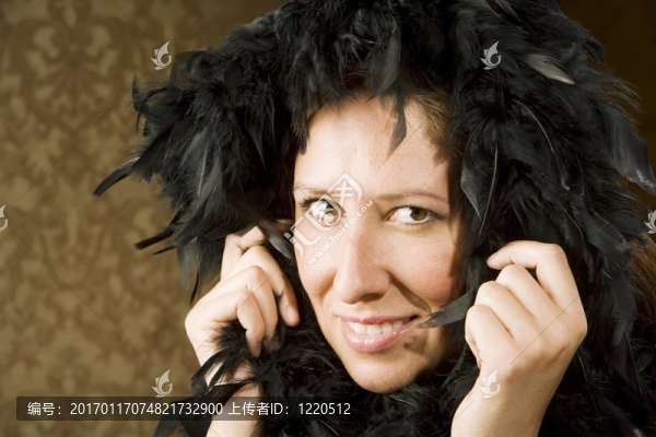 漂亮的西班牙女人穿著羽毛