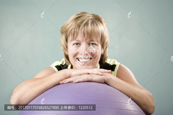 靠著一個(gè)運(yùn)動(dòng)球的女人