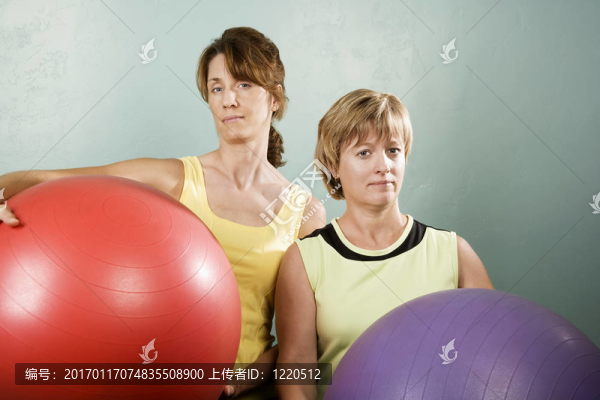 用運動球擺姿勢的女人
