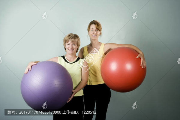 用運(yùn)動(dòng)球擺姿勢的女人