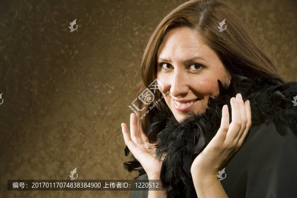 漂亮的西班牙女人穿著羽毛