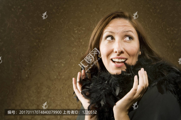 漂亮的西班牙女人穿著羽毛