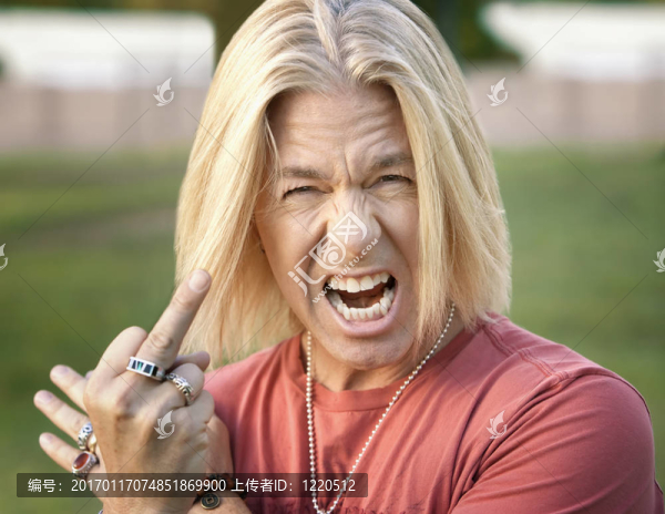 搖滾的家伙，他的中指延長