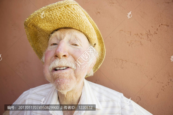 牛仔帽上的老年人