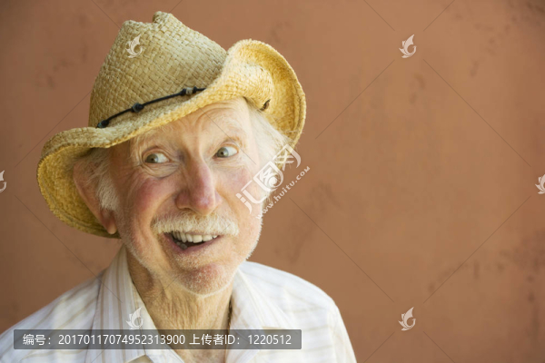 牛仔帽上的老年人