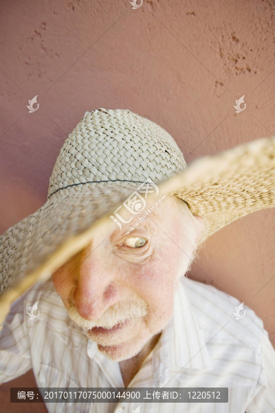 牛仔帽上的老年人
