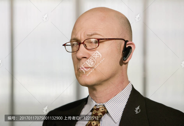 用免提電話的商人