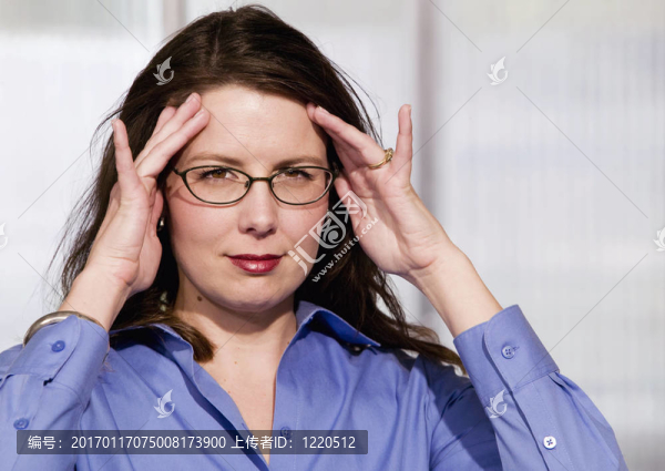 生意失意的女人-匯圖網(wǎng) www.fosd68.com 生意失意的女人