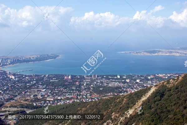 海；天空和山