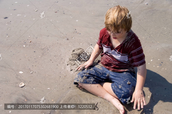 男孩在海洋玩