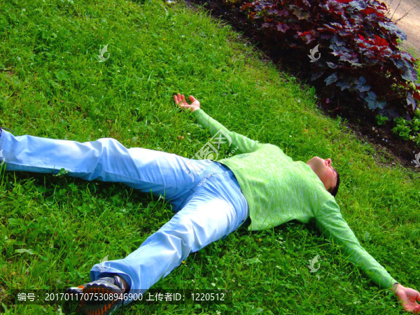 人在草地上休息。