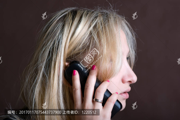 帶電話的女孩