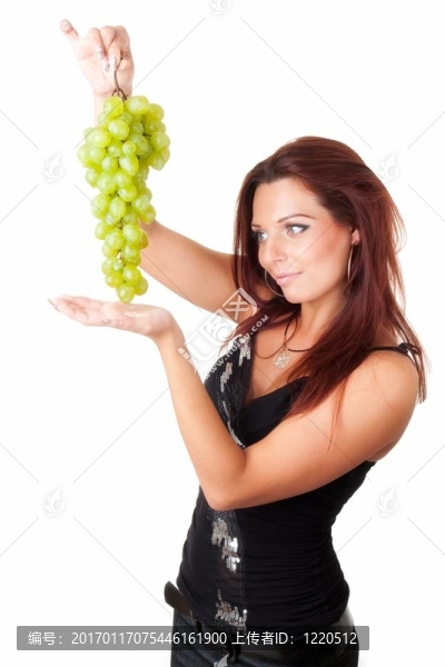 美麗的女孩與綠色葡萄