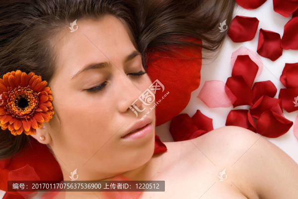 年輕女子；水療中心