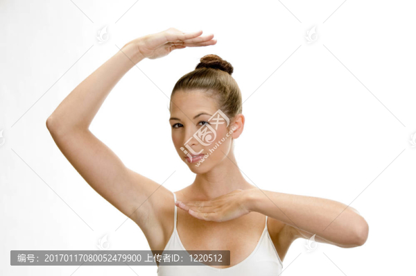 跳舞的女人看著相機