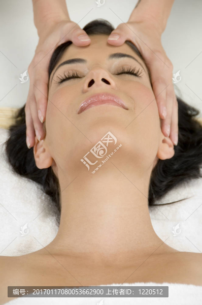 年輕漂亮的女人頭部按摩