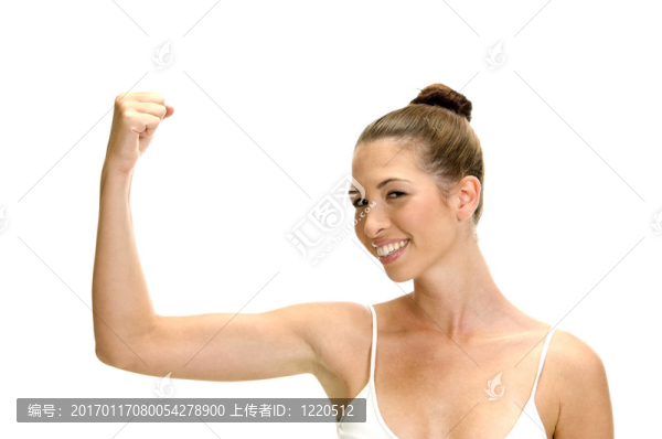 微笑的女性展示她的肌肉