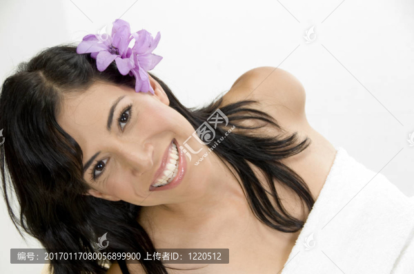 接近年輕的微笑的女人