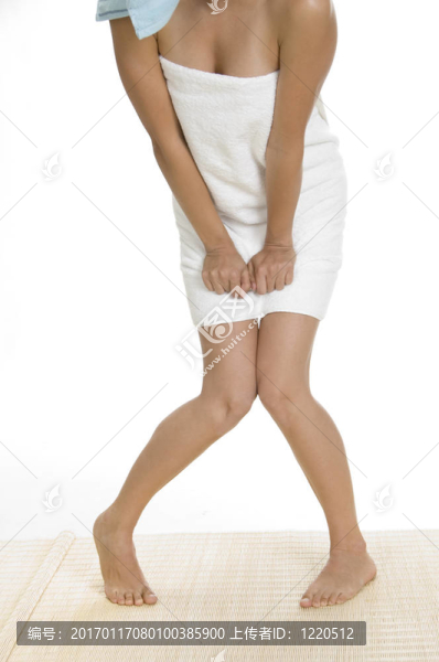 毛巾上的女人