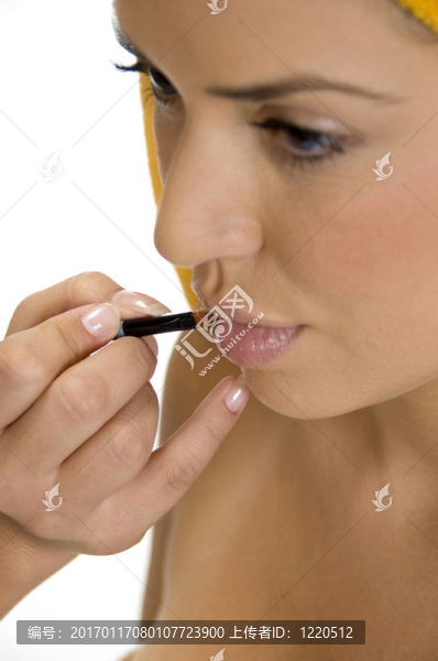 美容師涂口紅女性的嘴唇