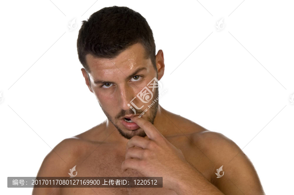 年輕男子用手指在嘴里看