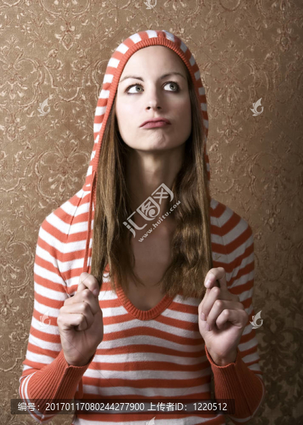 年輕的女人拉著她的長(zhǎng)發(fā)
