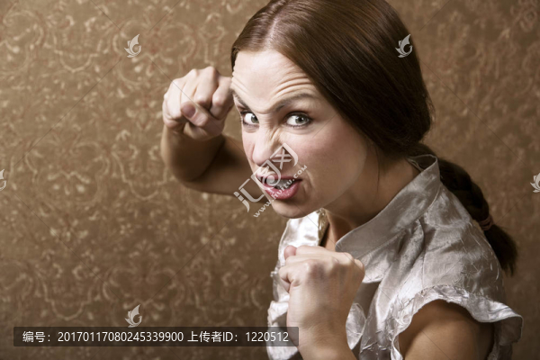 年輕女子擲拳