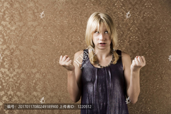 優(yōu)柔寡斷的年輕漂亮的女孩