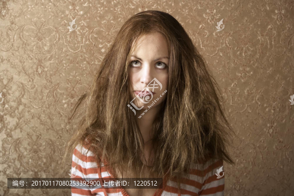 年輕女子與Messy,Hair